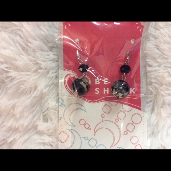 Be Sheek Earrings Black Polished Round Stone New - Picture 6 of 6